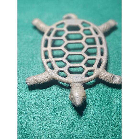 Vintage Ware 8 1/8" Inch Cast Iron Skillet No 5 with turtle trivet - Picture 7 of 10